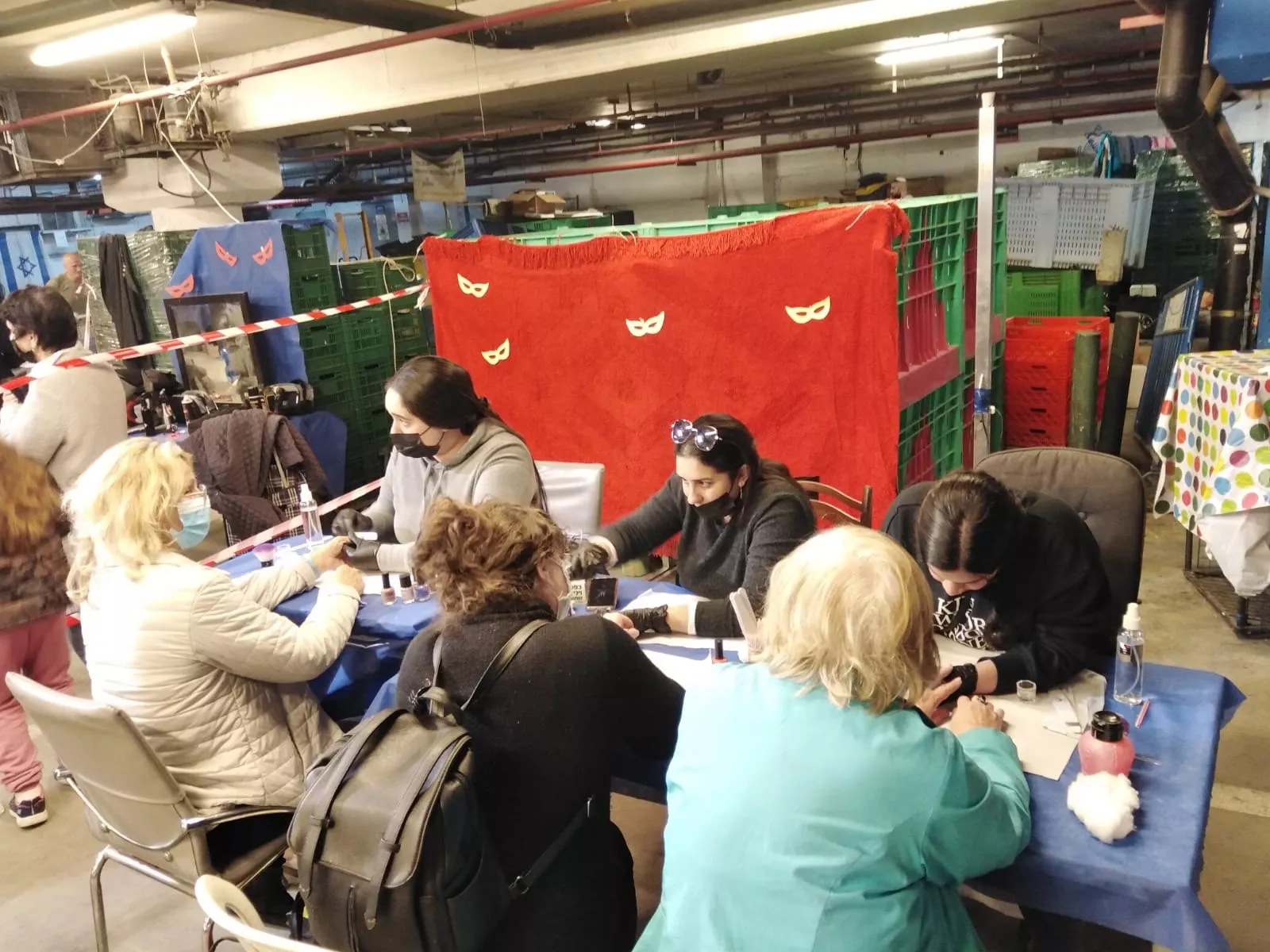 קורס מניקור ופדיקור במרכז לימודי קוסמטיקה, נשים מתמקדות בטיפול בציפורניים.