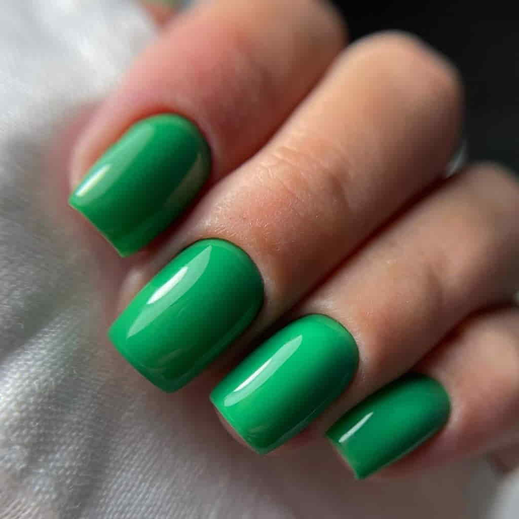 ציפורניים בצבע ירוק