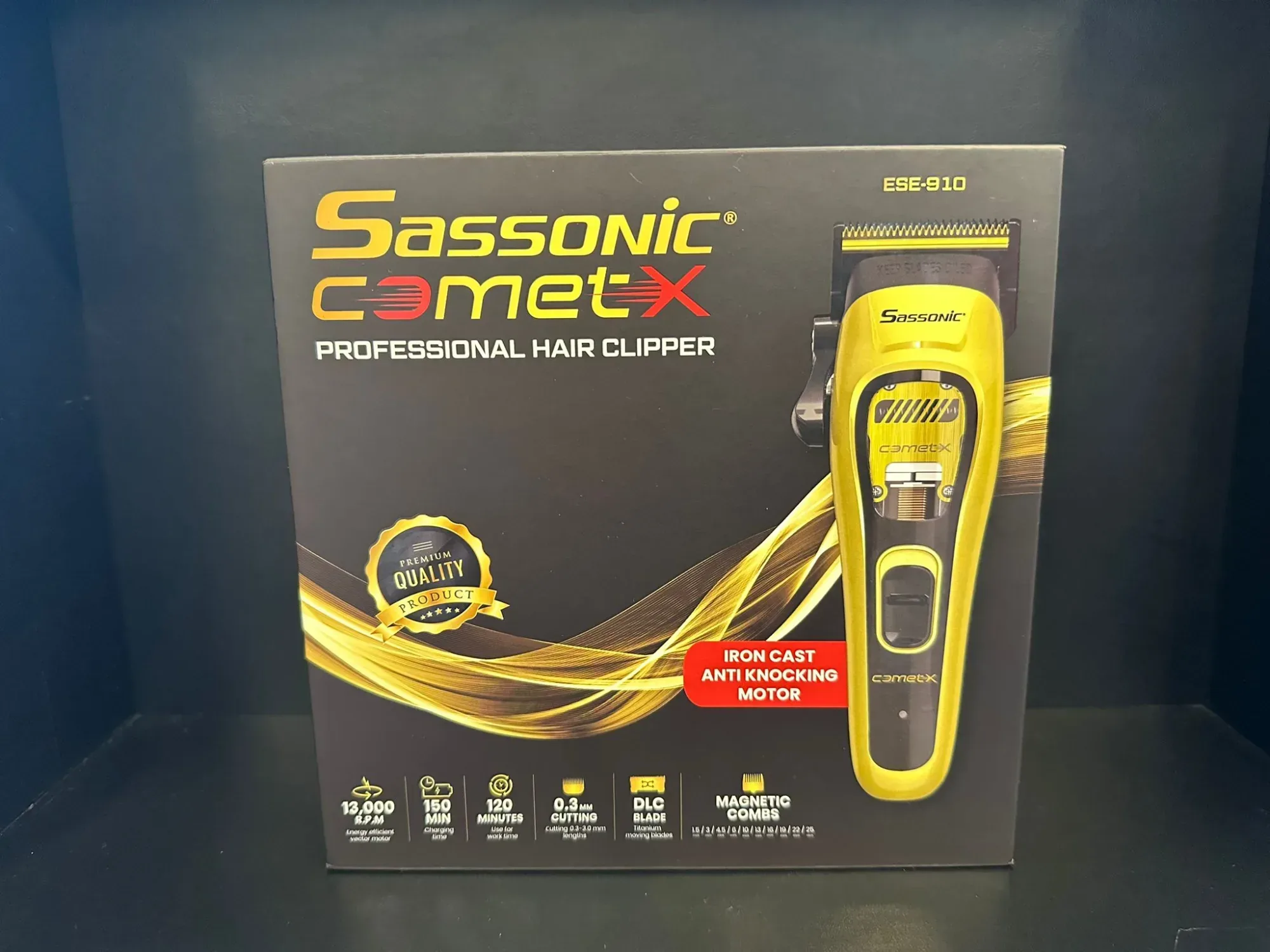 מכונת תספורת מקצועית Sassonic, דגם ESE-910, עם מנוע חזק ועיצוב מודרני.