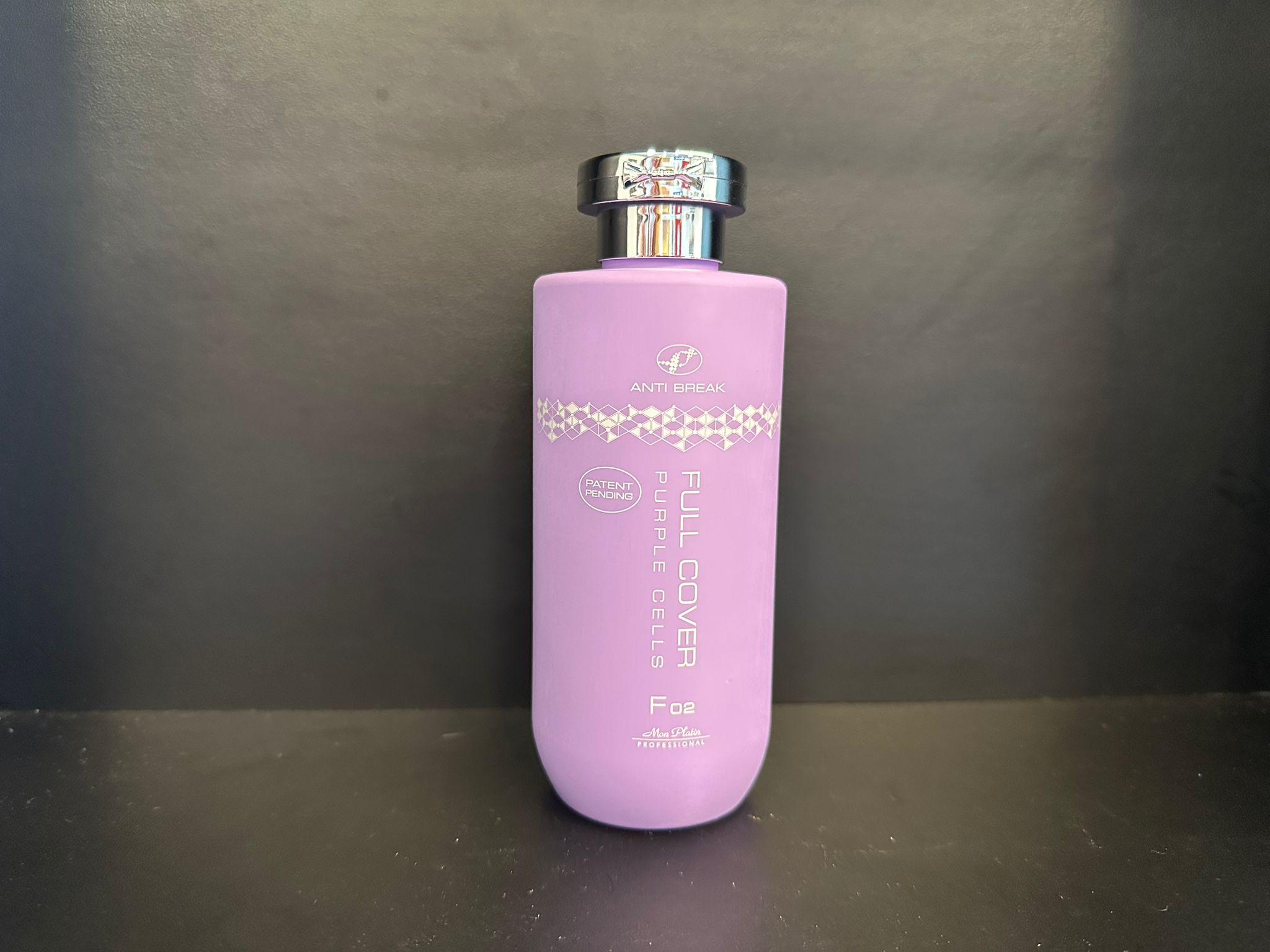 בקבוק סגול של ג'ל צבע לשיער, מוצר לטיפול והחלקה, מתאים למקצועות היופי.