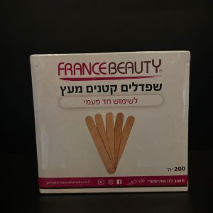 קופסה עם ספדלים קטנים מעץ לשימוש מקצועי בתחום קוסמטיקה וטיפוח.