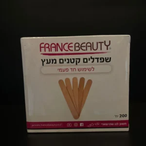 קופסה עם ספדלים קטנים מעץ לשימוש מקצועי בתחום קוסמטיקה וטיפוח.