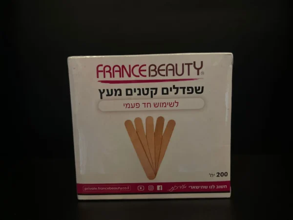 קופסה עם ספדלים קטנים מעץ לשימוש מקצועי בתחום קוסמטיקה וטיפוח.